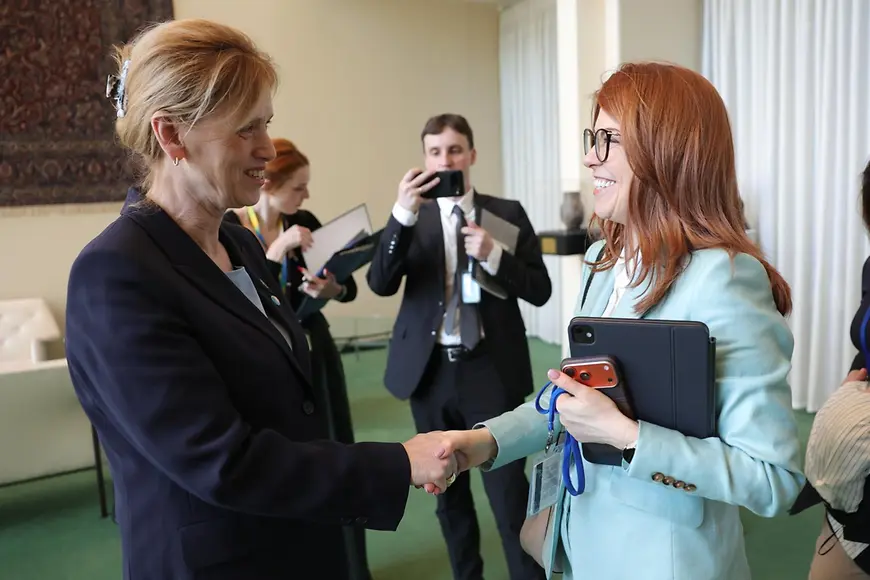 Karin Prien mit der stellvertretenden ukrainischen Ministerin Lyudmyla Shemelynet