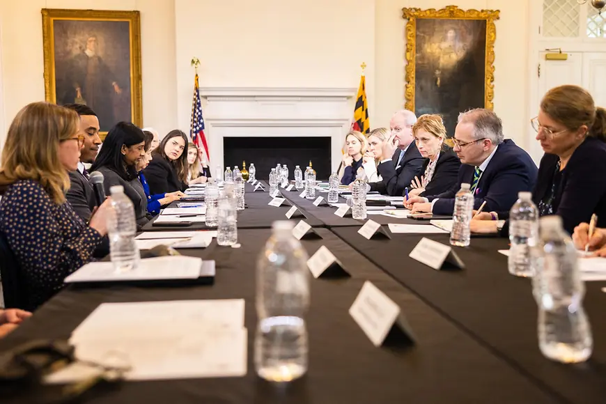 Karin Prien mit Vincent Harrington und weiteren Expertinnen und Experten