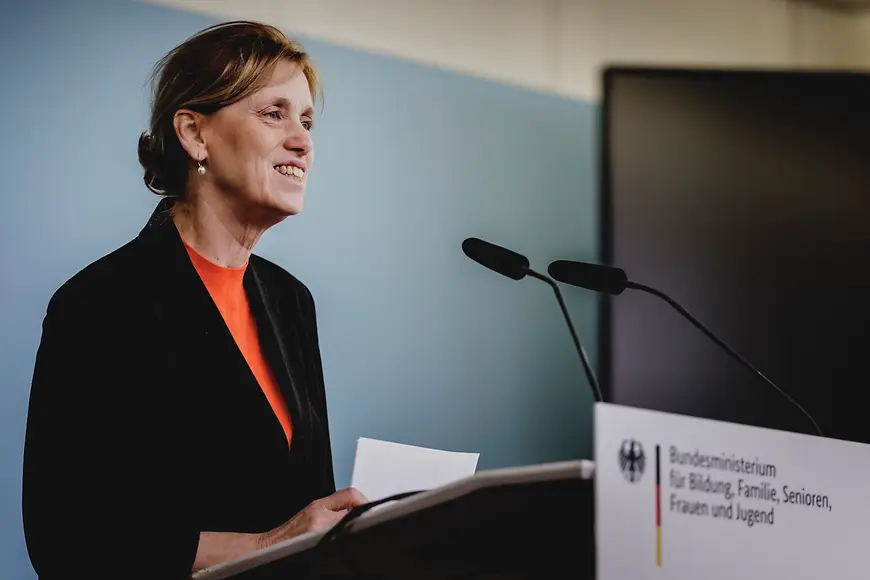 Karin Prien an einem Rednerpult vor Menschen