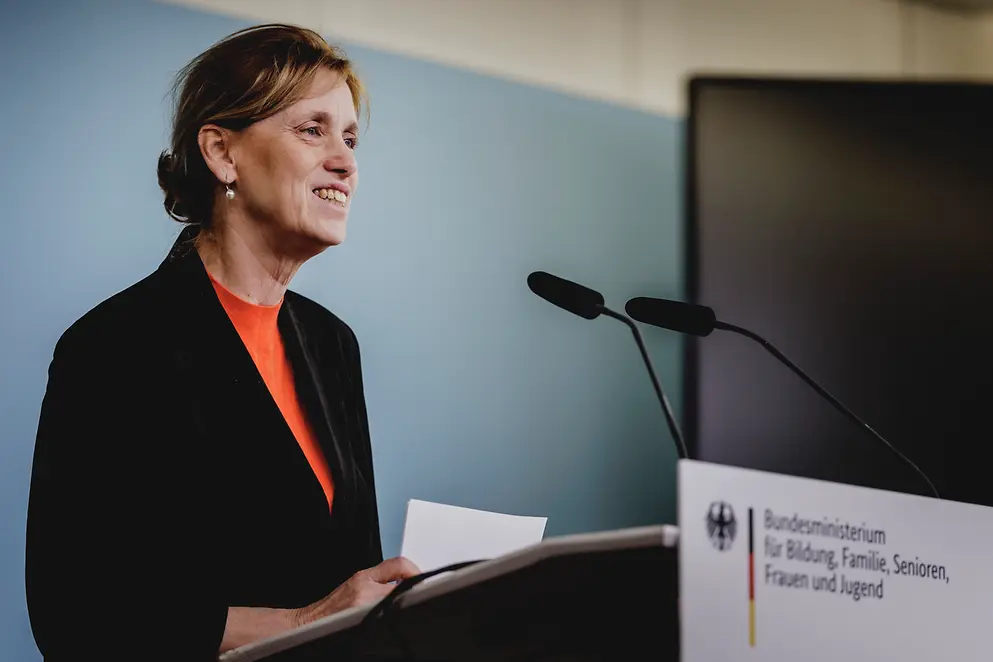 Karin Prien an einem Rednerpult vor Menschen