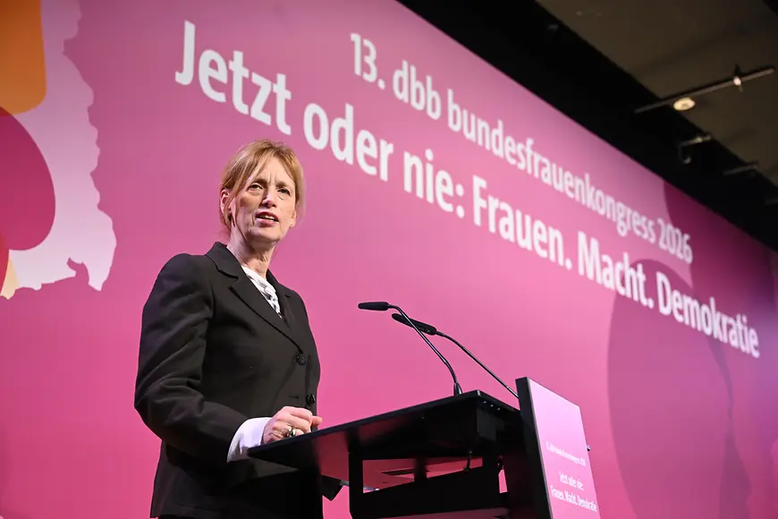Karin Prien spricht vor Publikum 13. dbb bundesfrauenkongress