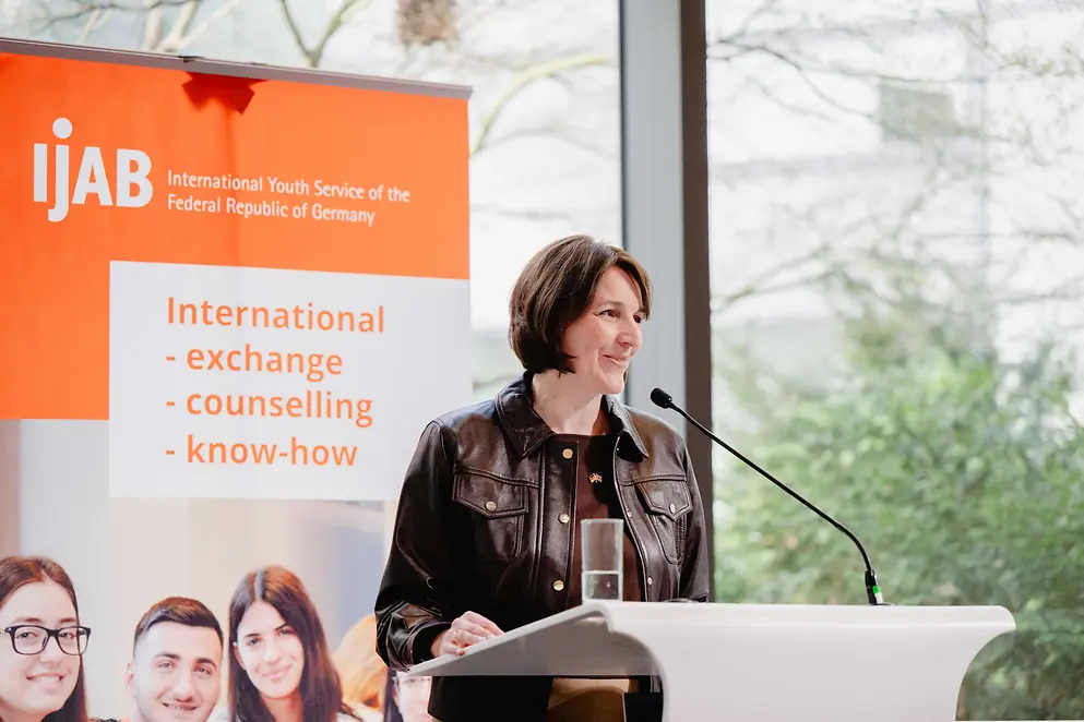 Mareike Lotte Wulf auf einem Podest bei Jugendgipfel in Berlin