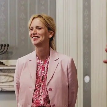 Karin Prien und Eliah Sakakushev-von Bismarck, der geschäftsführende und künstlerische Direktor der Villa Seligmann