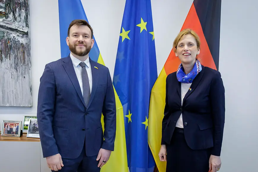 Karin Prien gemeinsam mit Denys Uliutin