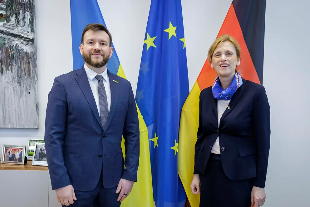 Karin Prien gemeinsam mit Denys Uliutin