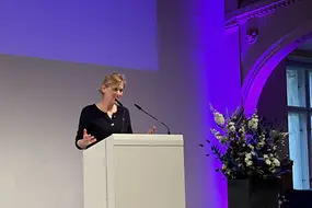 Karin Prien vor einem Rednerpult 