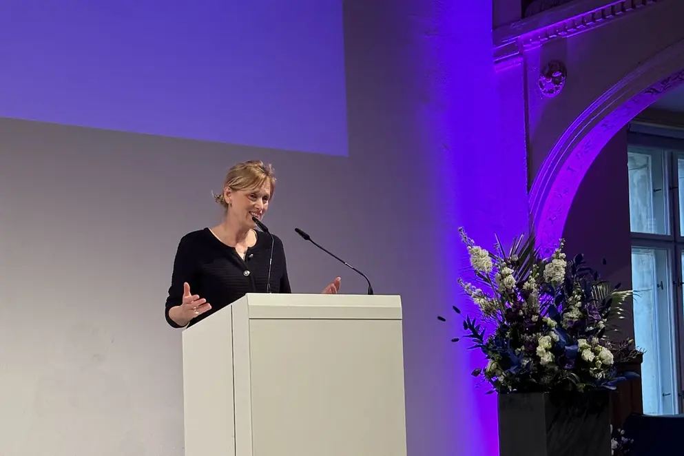 Karin Prien vor einem Rednerpult 