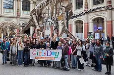 Gruppenbild mit Karin Prien beim Girls Day im Naturkundemuseum