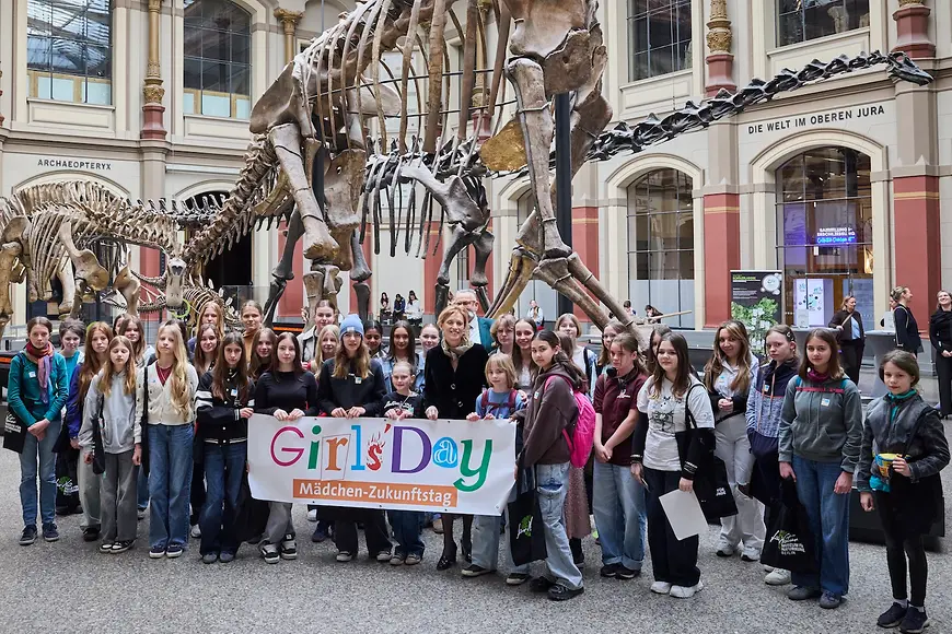 Gruppenbild mit Karin Prien beim Girls Day im Naturkundemuseum