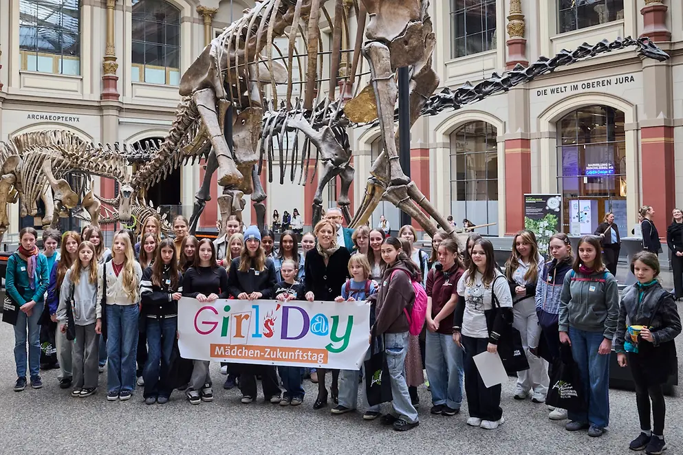 Gruppenbild mit Karin Prien beim Girls Day im Naturkundemuseum