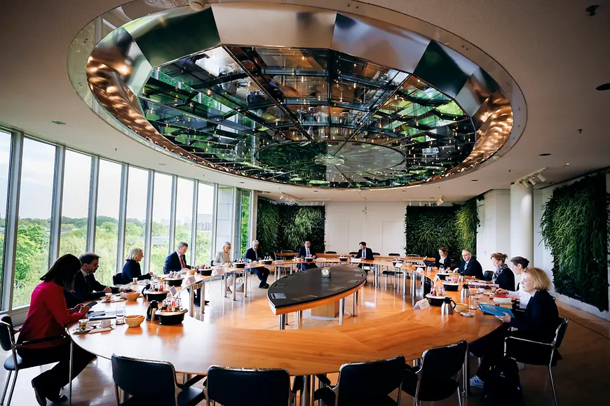 Karin Prien an einem Roundtable mit Markus Söder und anderen