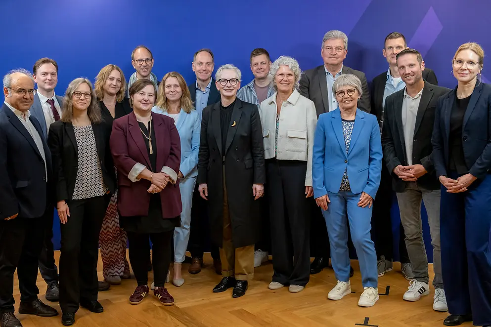 Gruppenbild mit Dr. Petra Bahr und den Mitgliedern des Bundesjugendkuratorium 