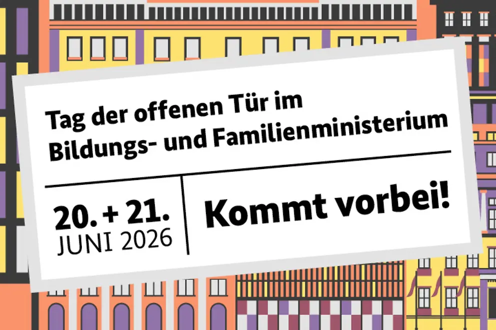 Grafik von bunten Häusern mit Fenstern, davor ein stilisiertes Plakat mit den Daten des Tags der offenen Tür 