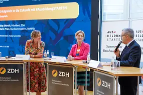 Karin Prien spricht auf einer Veranstaltung