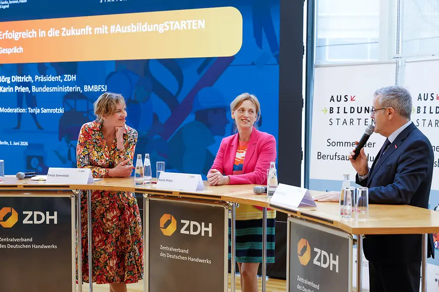 Karin Prien spricht auf einer Veranstaltung