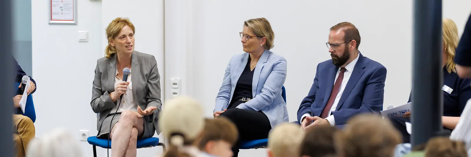 Karin Prien, Stefanie Hubig und Gordon Hoffmann vor einer Gruppe von Schülern