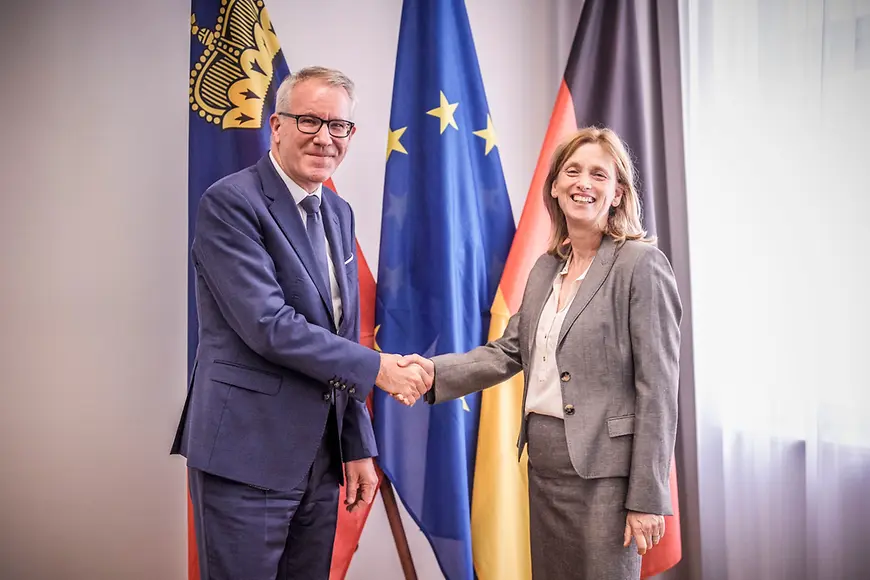 Karin Prien un Daniel Oehry geben sich die Hand