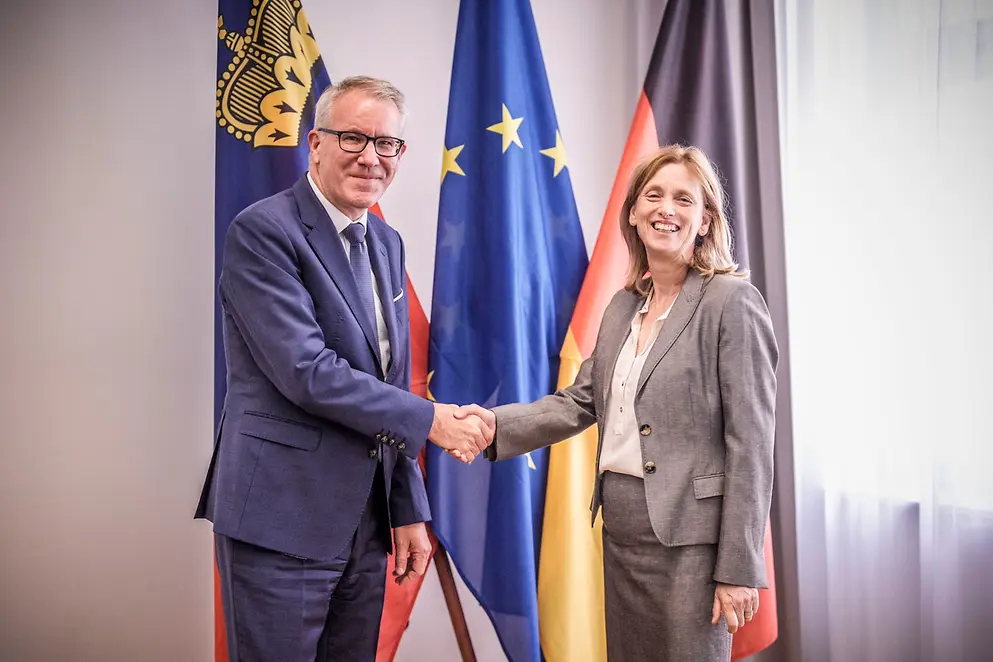Karin Prien un Daniel Oehry geben sich die Hand