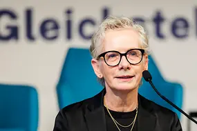 Dr. Petra Bahr vor einem hellen Hintergrund