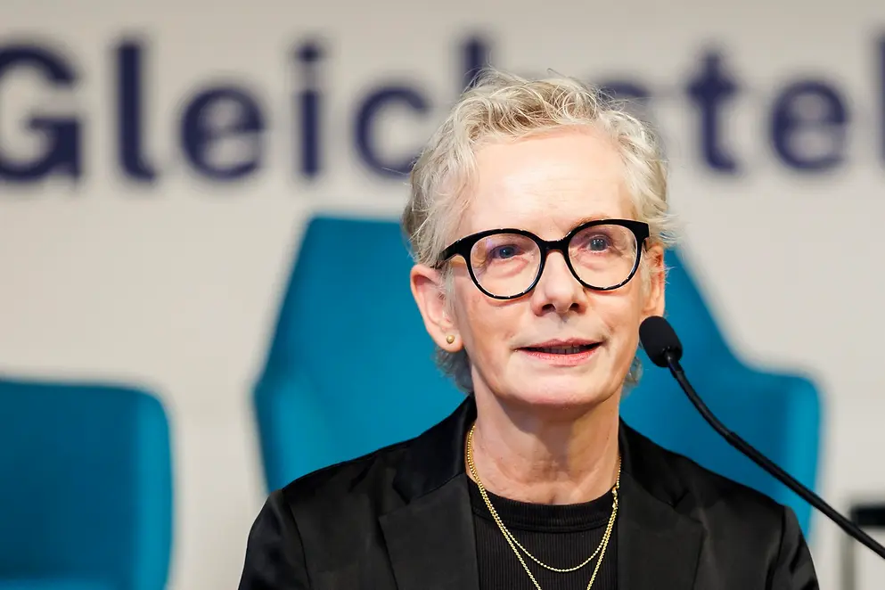 Dr. Petra Bahr vor einem hellen Hintergrund