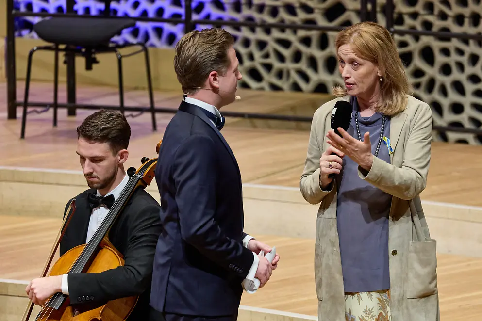 Karin Prien besucht "Konzert für Menschlichkeit"