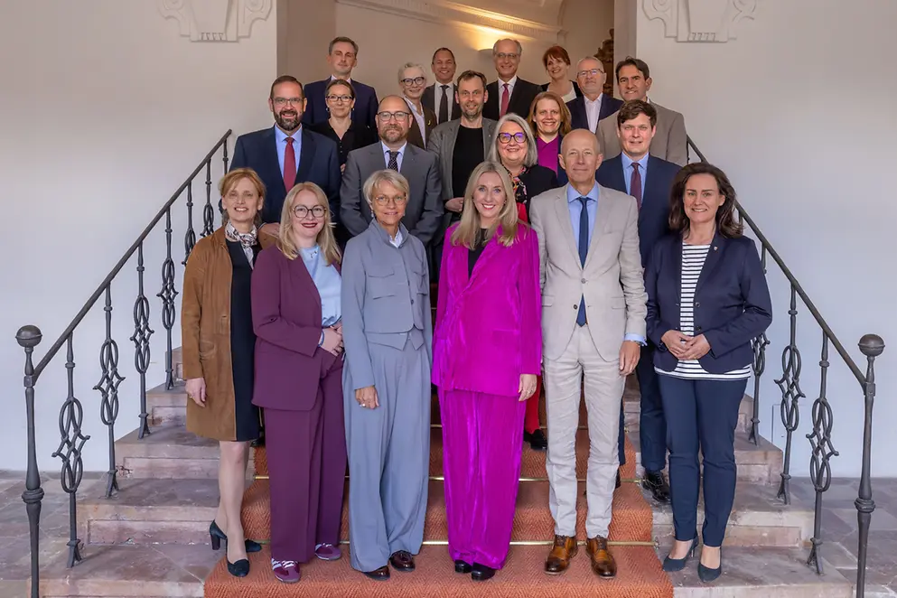 Karin Prien mit anderen Personen auf Gruppenfoto