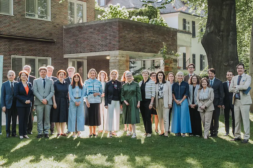 Karin Prien auf einem Gruppenfoto in der irischen Botschaftsresidenz