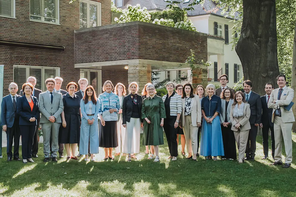 Karin Prien auf einem Gruppenfoto in der irischen Botschaftsresidenz