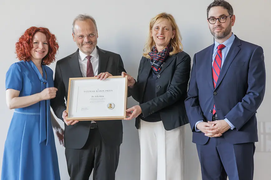 Karin Prien mit Preis