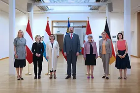 Gruppenbild der Gleichstellungsministerinnen und -minister mit Karin Prien
