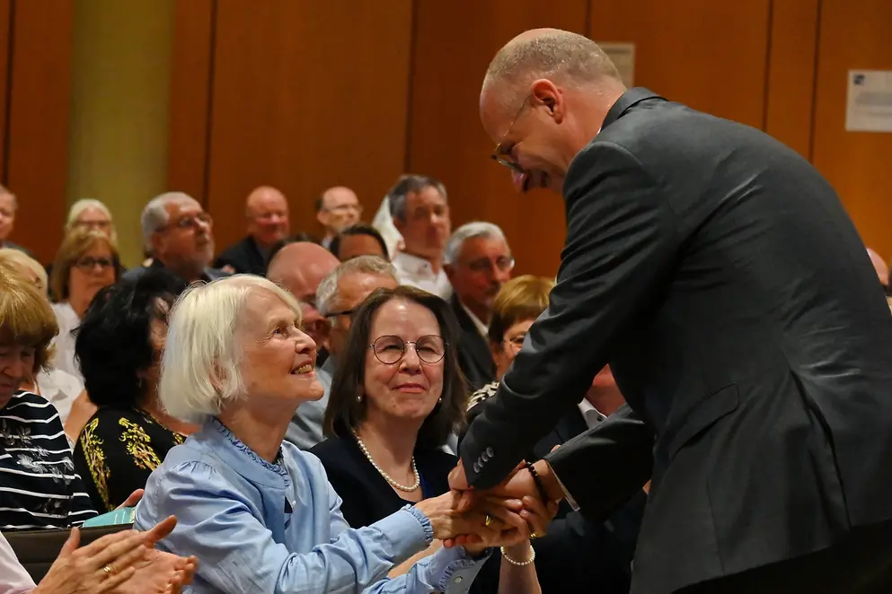 Michael Brand gratuliert einer Frau