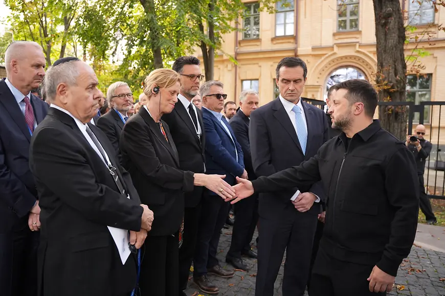 Karin Prien schüttelt Wolodymyr Selenskyj die Hand