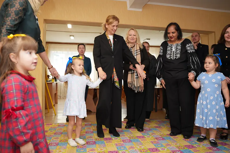 Karin Prien in einem Kindergarten 