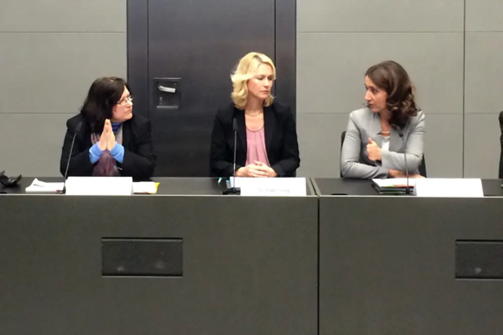 Manuela Schwesig und Aydan Özo?uz sprechen über den Schutz von weiblichen Flüchtlingen vor Gewalt