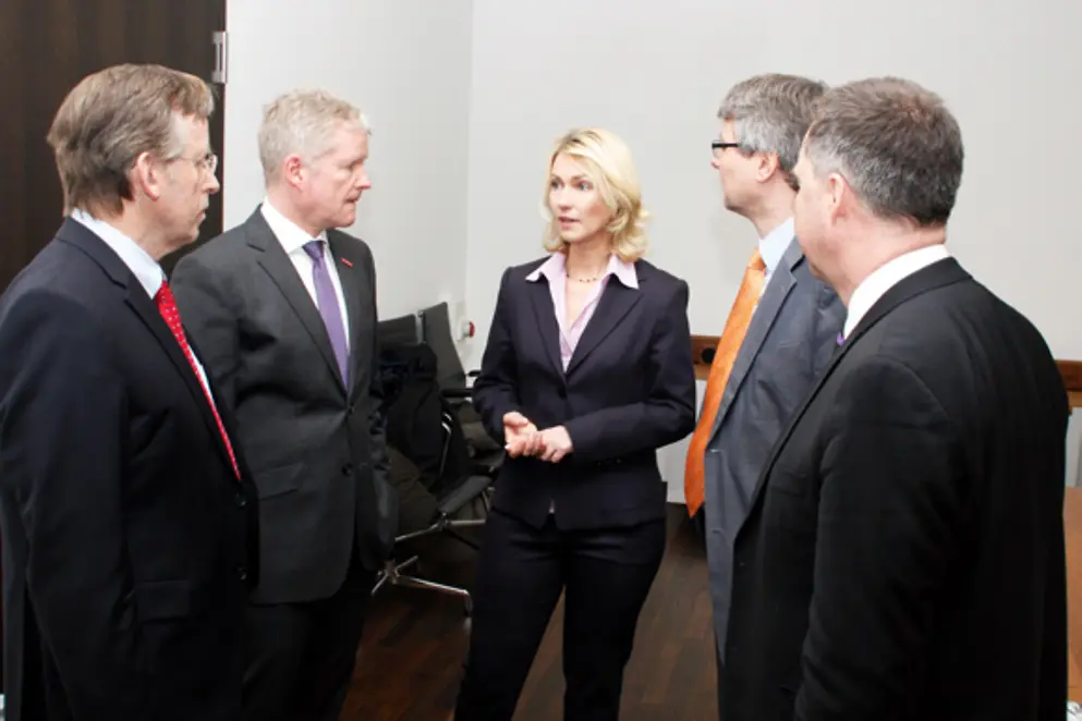 Manuela Schwesig diskutiert mit vier Herren