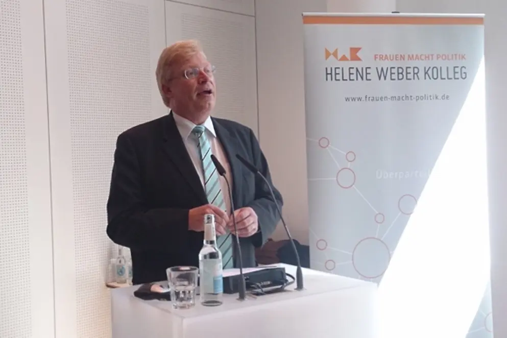 Dr. Ralf Kleindiek spricht auf dem Abschluss des Mentoring-Seminars des Helene Weber-Kollegs