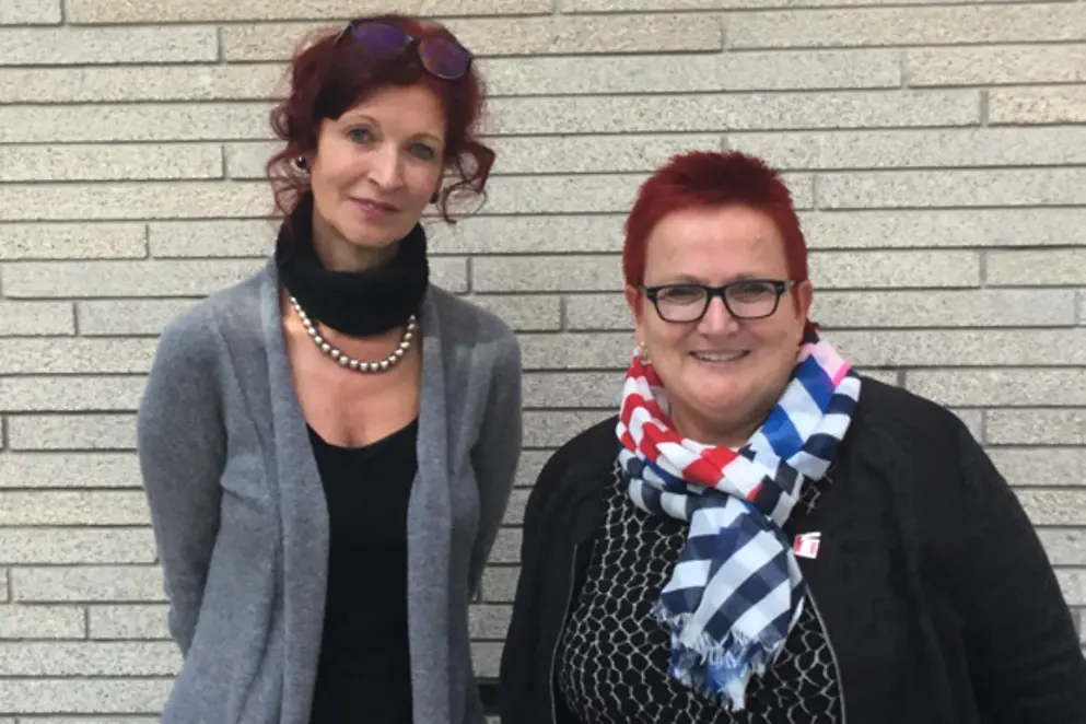 Dr. Uta Meier-Gräwe mit Elke Ferner auf dem Forum des Kompetenzzentrums PQHD