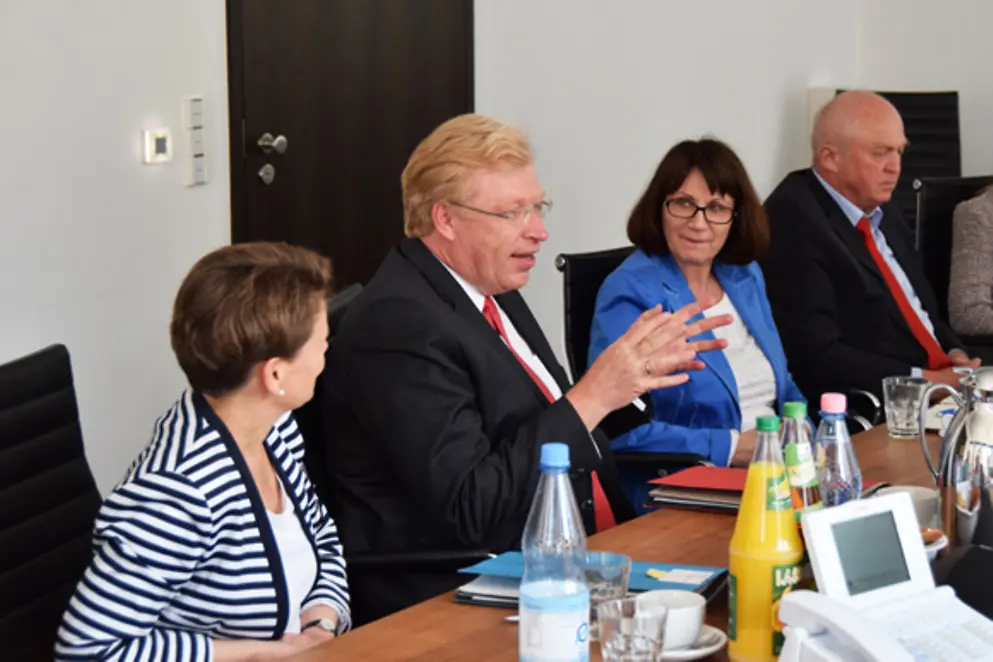 Dr. Ralf Kleindiek spricht während der Beiratssitzung