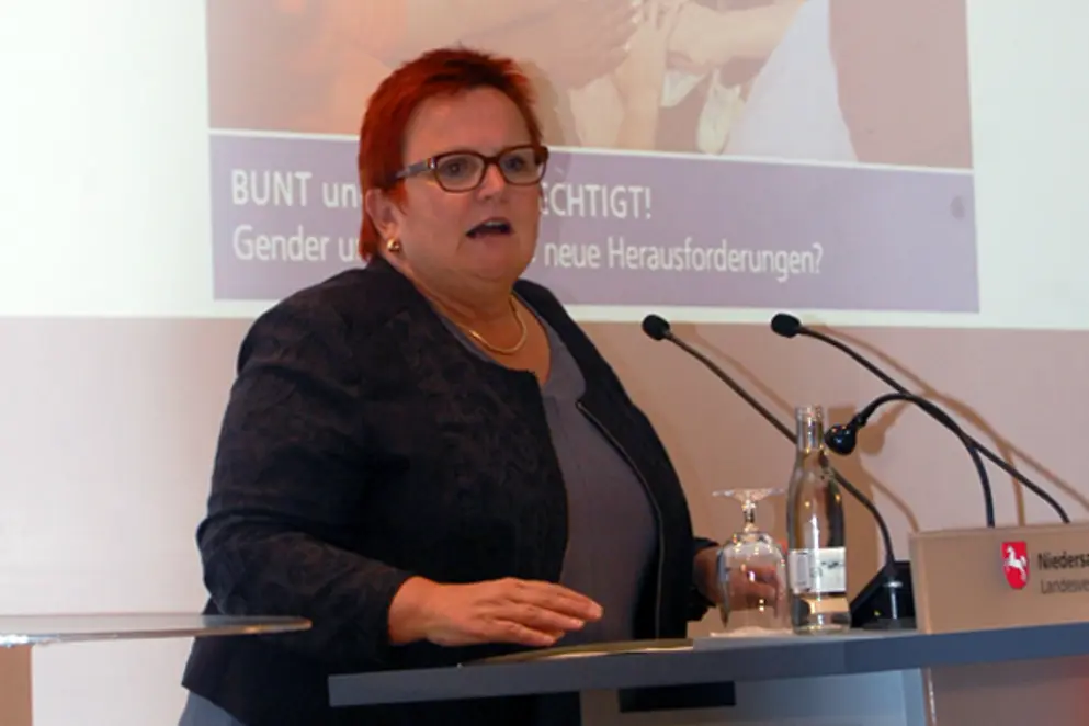 Elke Ferner hält einen Impulsvortrag zum Thema Bunt und gleichberechtigt