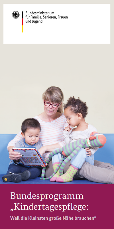 Cover des Flyers "Kindertagespflege: Weil die Kleinsten große Nähe brauchen"