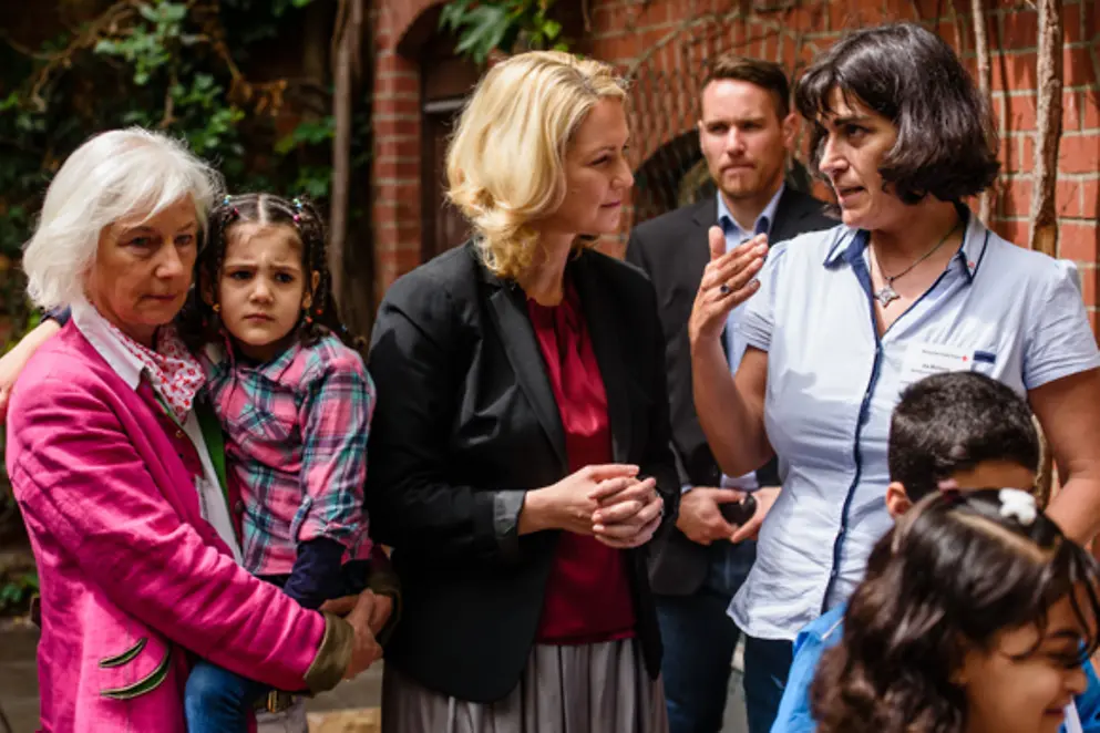 Manuela Schwesig beim Besuch der Notunterkunft in Berlin