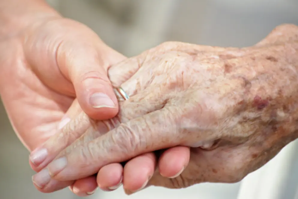 Zwei Hände umfassen einander, Bildnachweis: BMFSFJ