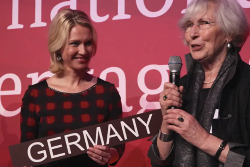 Karin Nordmeyer überreicht Manuela Schwesig ein Schild