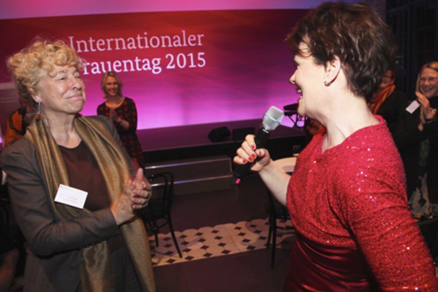 Gayle Tufts singt zu Gesine Schwan