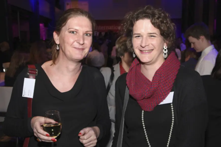 Zwei Damen stehen beieinander