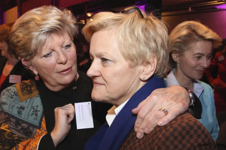 Monika Schulz-Strelow und Renate Künast im Gespräch