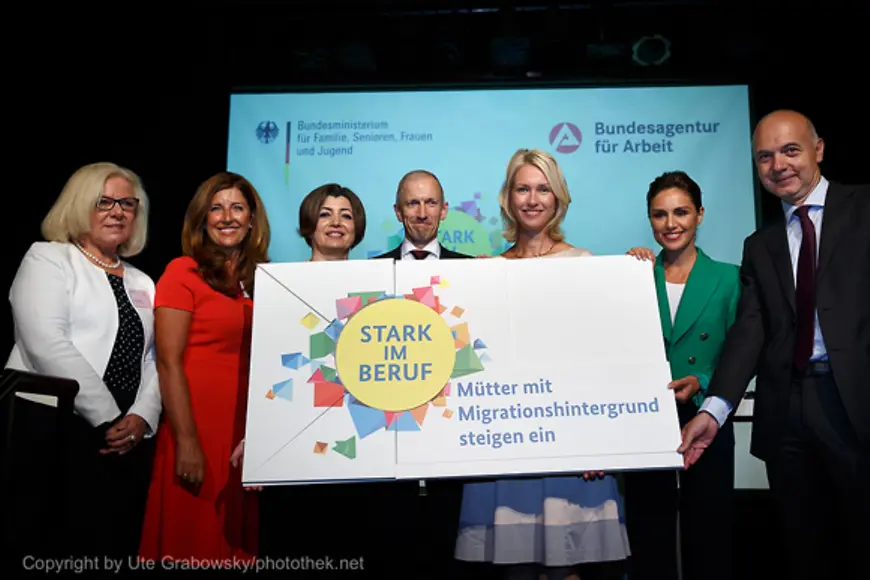 Gruppenbild mit Manuela Schwesig und weiteren Akteuren des Programms "Stark im Beruf"