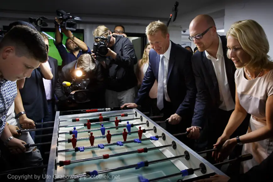 Manuela Schwesig und Ralf Jäger spielen gemeinsam mit Jugendlichen an einem Kickertisch