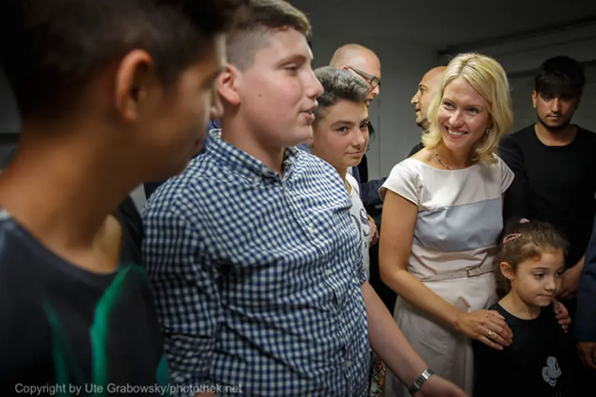 Gruppenbild mit Manuela Schwesig und Jugendlichen