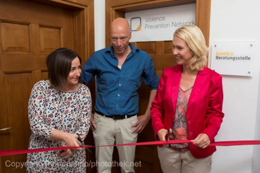 Manuela Schwesig und Dilek Kolat durchschneiden ein rotes Band